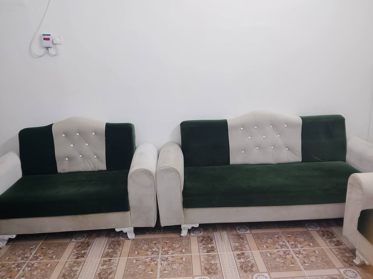 السلام عليكم للبيع تخم كامل ويا كراسي 2يعتبر تخم ونص نظيف كلش
السعر . 250 
العنوان. الرمادي حي التأميم
هاتف. ***********
