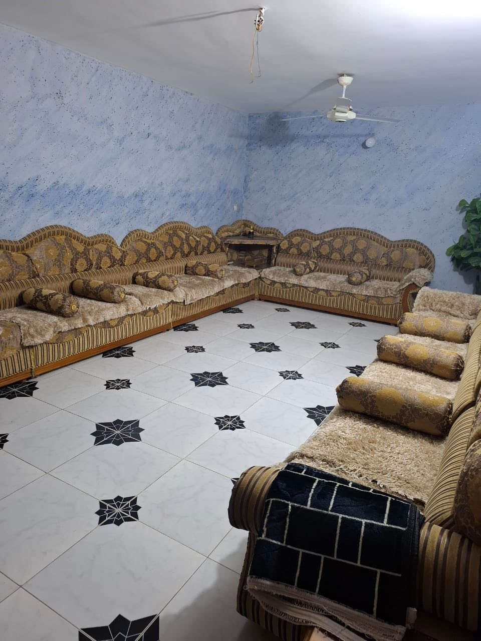 السلام عليكم بيت حسبة قطعة للبيع مساحة 300 متر واجهه 15 بحي العسكري شارع 8
***********
