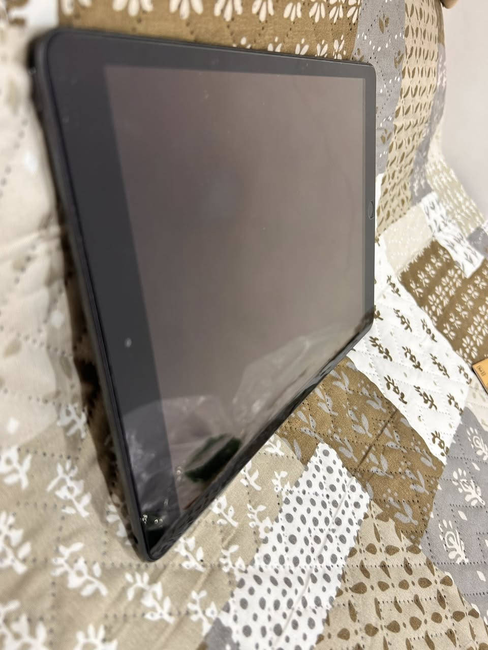 السلام عليكم
للبيع  iPad 7 Pro ✨

الجهاز نظيف كلش ولمعته لمعة وكالة، استخدام خفيف ومحافظ عليه بصورة ممتازة 👍🏻

📱 المميزات:

*انطيك وي الجهاز شاحنة وواير طويل
*يحتوي الجهاز على لصقة وكفر دفتري ويحتوي على تكوة يعني تكدر تتكي الجهاز وتستعمله باريحية مطلقة
*الجهاز خالي من اي شخط ونضيف بنسبة 100‎%‎
*تگدر تربط على الجهاز كيبورد وماوس بلوتوث عن طريق ميزة الـSmart Connector
*تكدر تشحن القلم عن طريق الـ3 النقاط الموجودة من صفحة الي عن طريقها تربط الكيبورد والماوس "ما يجي وياه قلم لازم انت تشتري"
*الجهاز نحيف جداً ووزنه جداً ممتاز للحمل باليد
* شاشة كبيرة وواضحة تفتح النفس للفيديوهات والدراسة والألعاب حجم الشاشة 10.5 إنج 
* لون Space Gray فخم وشكله مرتب
* البطارية زينة وتكعد فترة
* سريع وسلس بالاستخدام اليومي والتصفح واللعب
* مناسب للدراسة، اليوتيوب، الرسم، والشغل
* الكامرات بي واضحة للمكالمات والتصوير
* الجهاز مرتب جداً وما بيه دكات قوية أو استعمال مزعج
*الجهاز مستعمل لفترة اقل من سنة
*الشاشة تدعم 90 هيرتز وقبل جان يشغل 60 فريم بـ ببجي ومدري اذا هسا يشغل 90 او لا🤍

🛠️ الملاحظة:
بيه عطل بالهارد فقط ويحتاج تبديل هارد، غير هذا الجهاز نظيف جداً.

*الجهاز مو مفتوح ابداً والك الاحقية تفحص الجهاز قبل الشراء
*على حسب ذاكرتي البطارية نسبتها وسط التسعينات

تكدر تاخذ الجهاز كـ قطع غيار او تاخذه وتصلحه
سعر الجهاز 250 الف وبي مجال للشراي🤍
للراغبين بالشراء التواصل على الخاص او على رقم الهاتف *********** "الرقم بي واتساب" مكاني الموصل الجانب الايسر
وان شاء الله ما يكون خاطركم الا طيب🤍
لا يتم استرجاع الجهاز بعد البيع وبدون احراج

لا يتم استرجاع الجهاز بعد البيع وبدون احراج🤍
