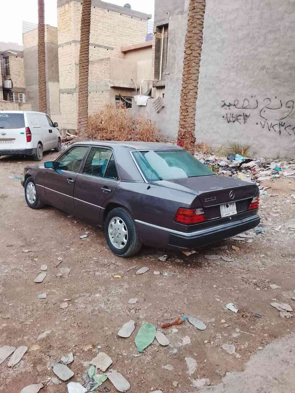 سلام عليكم مرسيدس دب🇩🇪 موديل 1991🧿للبيع بلاديه 6سلندر قبق اسود E300 سياره بيه صبغ شبرين بل جاملغ لخلفي وبارد بخشم لجاملغ المامي تخم تاير جديد وصدر امامي خلفي قبل سبوع اشتغلته كير ومحرك بلاد خير من الله 🪬تبريد عوزه بس غاز شغال🥶 نواقصه مرايه جانبيه و دكمه مال دبل اشاره ومسجل بس غيره مابيه شي لون احمر عنابي بيه جراد قليل بس بوليش عوزه بس هيه بيه شوفه حلوه نصبته سعر (70)بيه مجال بيع مستعجل 🔥 ستفسار(***********)مكان بغداد جسر المثنى الجزيره
