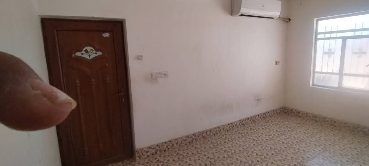 شقه للايجار في حي الفرات شارع المستوصف
تحتوي على ٢غراف ٤ في ٤ونص وا٤ف٣
صاله كبيره ٦ونص في ٤ من ضمنها المطبخ
حمام ٢ في ١ونص
تواليت ٢ في ١
براني ٣متر في ٧
الاستفسار عن هذا ***********
