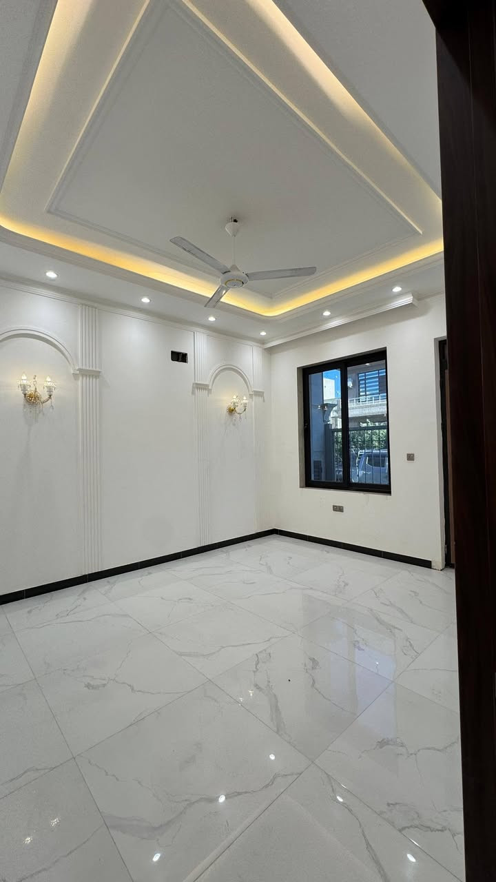 للبيع 
بيت حديث زيرو مساحة (80) متر واجهه (8) متر 

3 طوابق بموقع مميز وراقي جدا 

الطابق الأول ( استقبال صاله مطبخ و غرفة نوم وخدمات ) 

الطابق الثاني ( غرفتين نوم وخدمات ) 

الطابق الثالث ( غرفه نوم وبيتونه )

شارع فلسطين / تقاطع النخله / ظهر التجاري
 
للاستفسار *********** 

يوجد واتس اب
