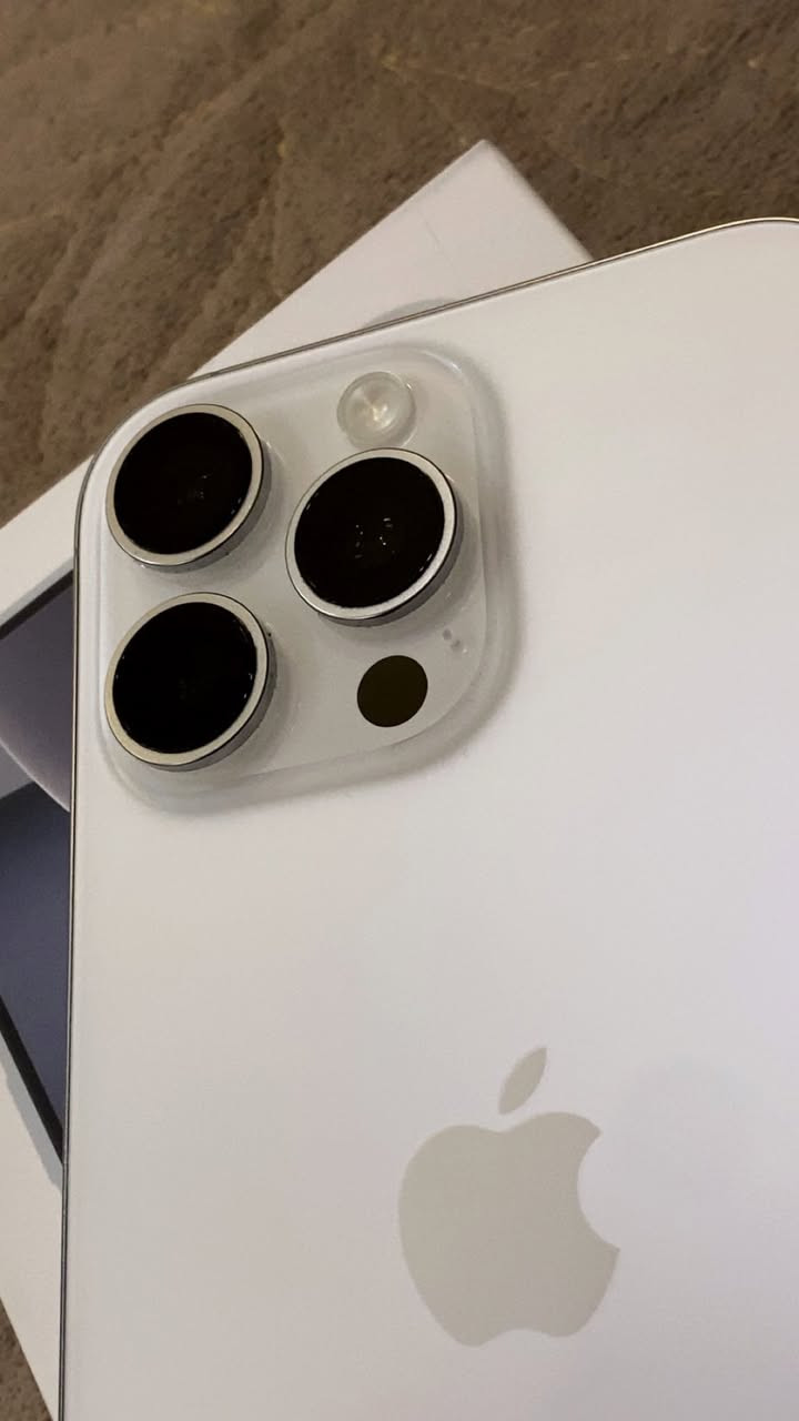 السلام عليكم
ايفون 16 برو ماكس ابيض 
ذاكرته 256
بطاريته 100 
مشحون 9 مرات حتى سيم كارت ممخلي بي 
بعده بضمان 
كيبله ممفتوح 
سعره 1450 الف مكاني بغداد 
*********** واتس
