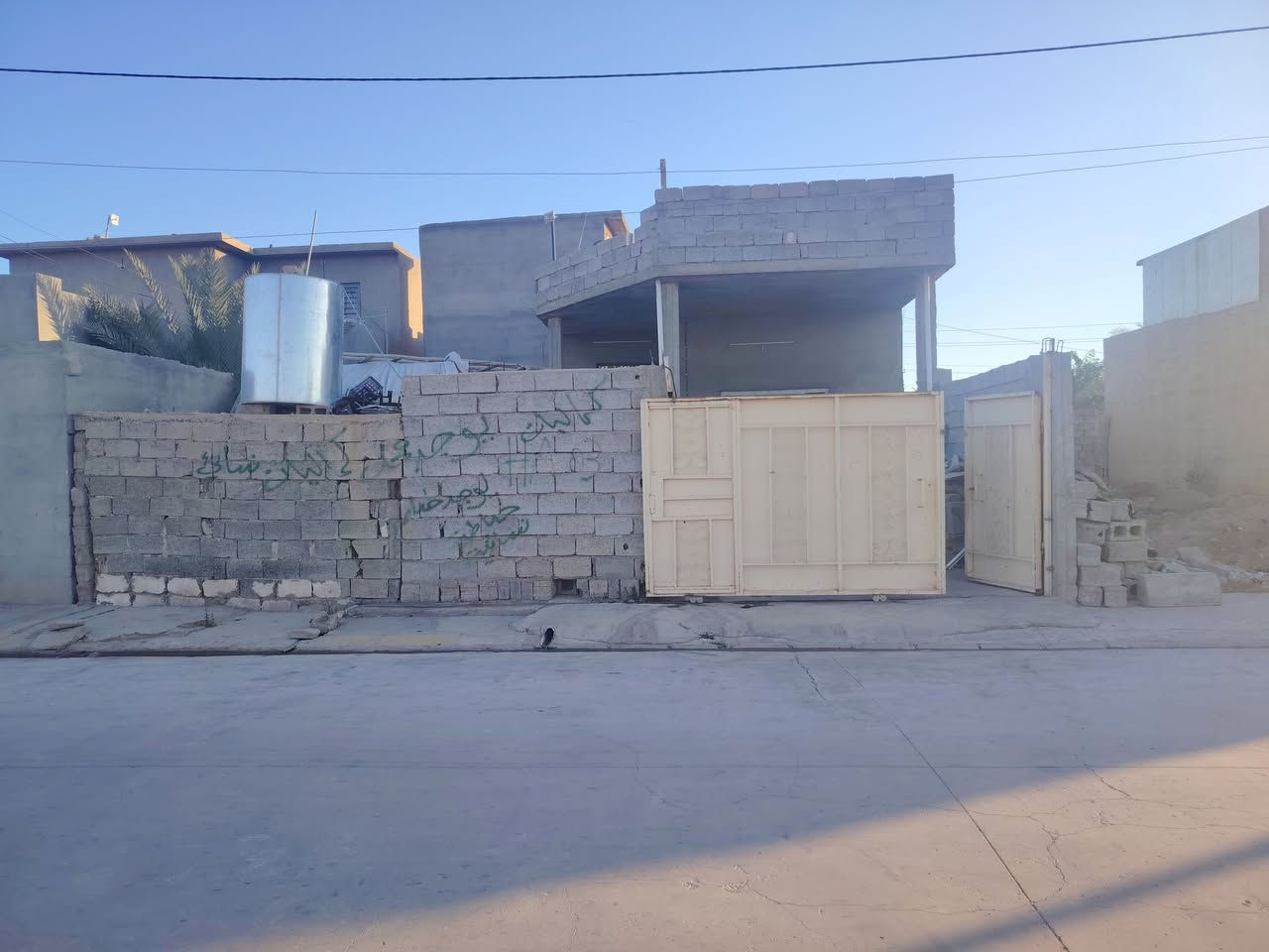 للبيع بيت رقم بلديه امشيلو معامله كامله رايحه لبغداد البيت 250 متر قرب دائره الرعايه وتربيه وحي الصناعي كدامكم واضح الموقع السعر 55 وبي مجال ***********

