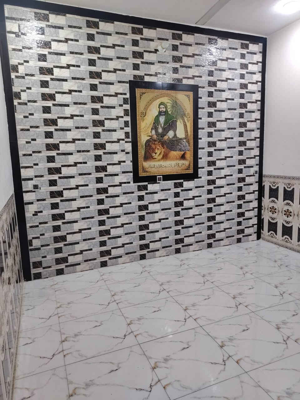 السلام عليكم بيت للبيع في حي الشرطة يحتوي على غرفتين نوم وصالة مطبخ حار وبارد استقبال صحيات داخلية وخارجية الطابق الأرضي كامل والطابق الثاني علنص المساحة 200 متر مطلوب إسكان ٤٠ مليون الرقم،، ***********
