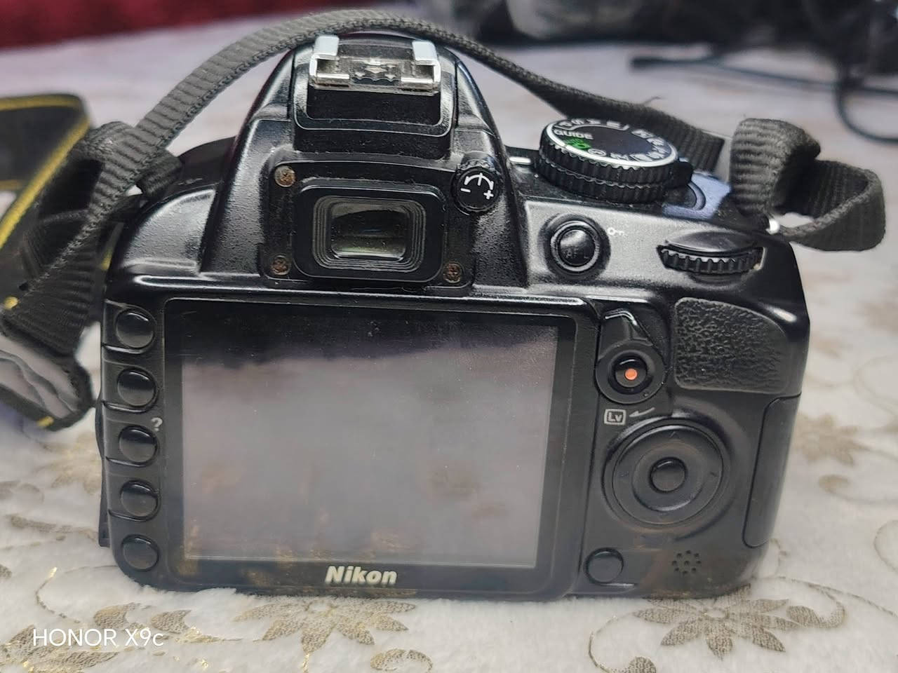 السلام عليكم يوجد كامره نيكون3100 بسعر 250وبيها مجال
***********
