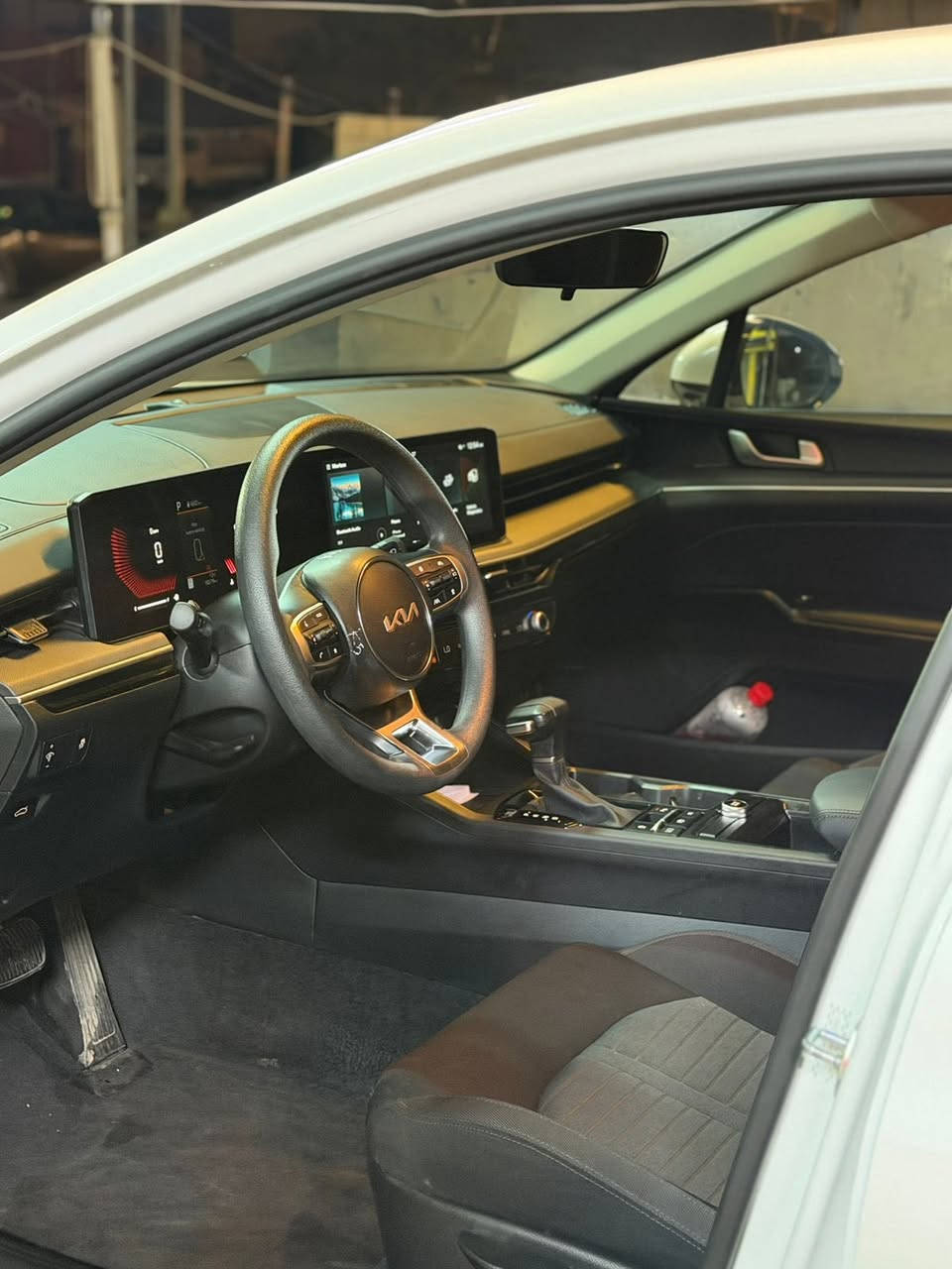 السلام عليكم
كي 5 موديل 2025 كلين تايتل 
كاتي دهوك 
_مكينة2500تنفس طبيعي
_رادارات 
_كامرة 
_بصمة
_اتوهولد _سايد بريك دكمة
_تشغيل عن بعد 
_حساس امامي خلفي 
سيارة بدون تبديل بدون بارد مكفولة من الشخط والرصعات 
ماشية 11مايل 
بدون صبغ ولاكلير 
سيارة بنايلون الشركة 
سعرها 215 
***********
