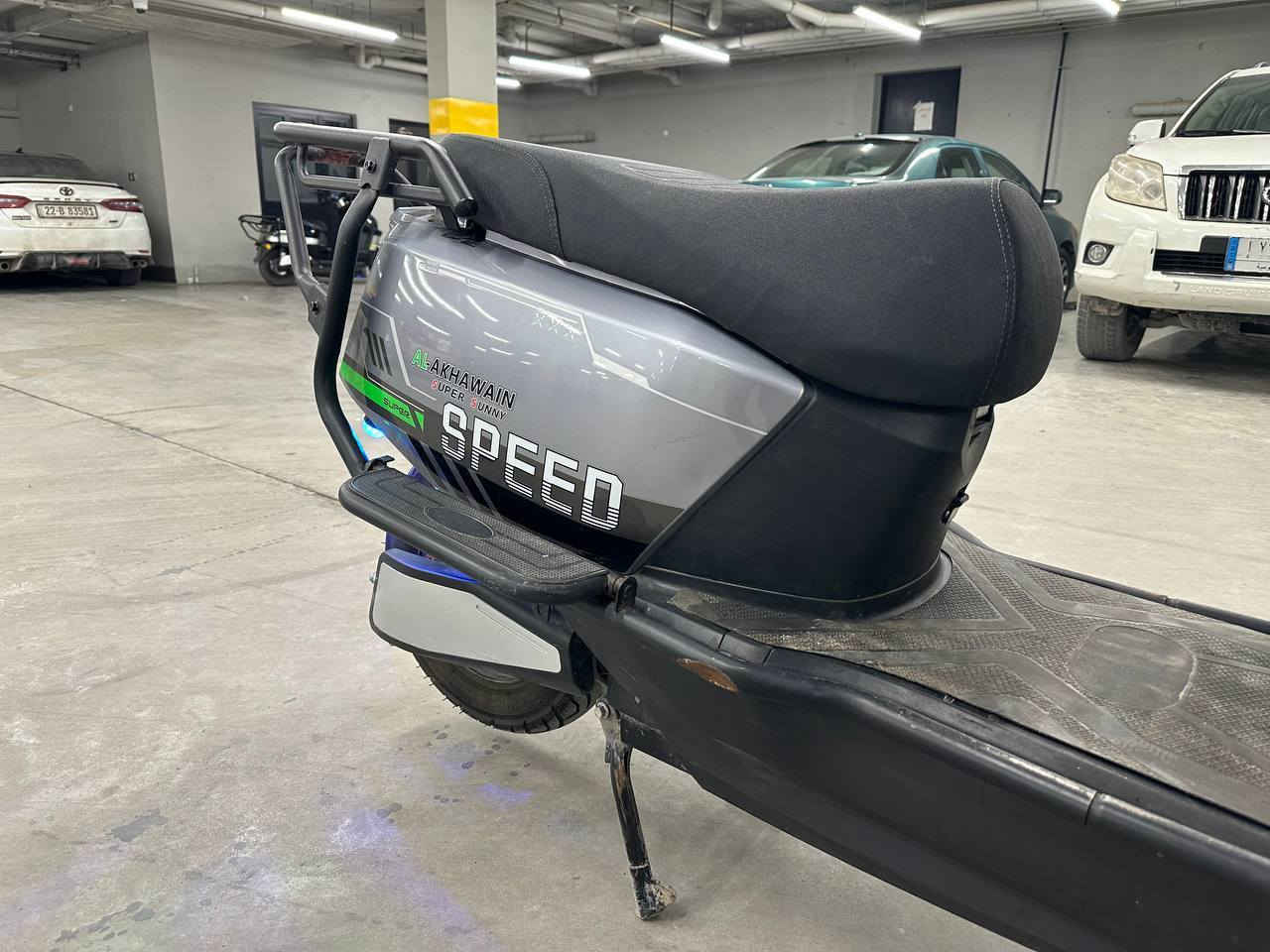 سلام عليكم ماطور شحن للبيع من شركة الاخوين فول مواصفات موديل ((2025)) بعدة جديد بطاريات كلهن على الفحص شرط الفحص لون مميز كهربائيات كلها شغالة هورن دبل اشاير لايت زنون عالي ناصي نشرات مرايات إشارة يمنة يسرة الماطور شخط ما بي تايرات جدد أربع سرع سبورت 6 بطاريات بي نظام البك R يعني يرجع ليورة الماطور كلش جديد مستعمل شي قليل جدا السعر  750 وبي مجال حك الجيه المكان الأنبار الرمادي #رقم 
 ‏‪0780 8891571
