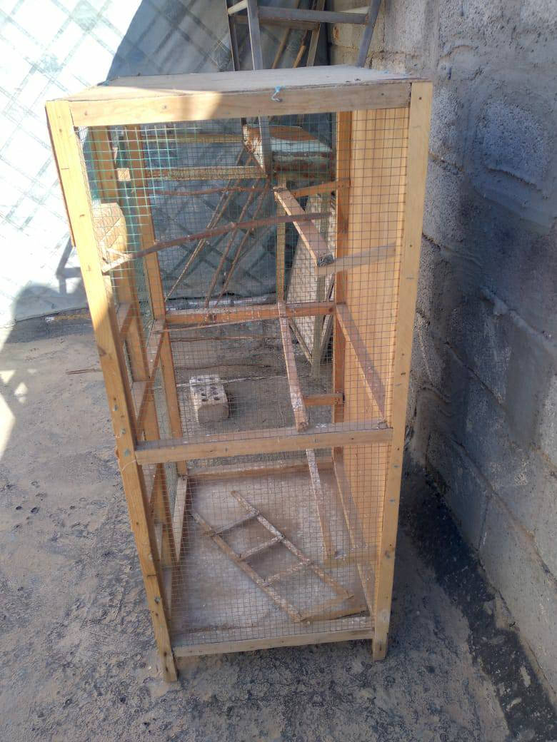 قفص الرتفاع متر و20 والعرض ٦٥ والنزال ٥٠ قفص نضيف السعر ٤٠الف كربلاء الحر***********
