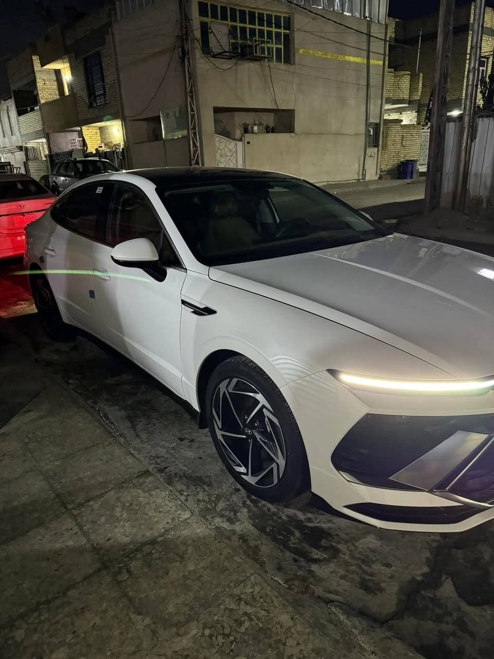 السلام عليكم عندي هاي سوناتا 2024 خليجي رقم بغداد حره  بأسمي سياره فول 1/1 كامل موصفات سياره صارت ماشيه 27 الف تبديل الدهن كله بل وكاله سياره كفاله عامه عده رصعه صارت بل باب الي ورا الصدر وسحبته bdr رصعه ع كد اصبع 
صورت الرصعه موجوده بل منشور 
السياره عارضه ب235 وبيه مجال للشراي سياره ع ايدي من شركه لليوم 
*********** بغداد الكرخ
