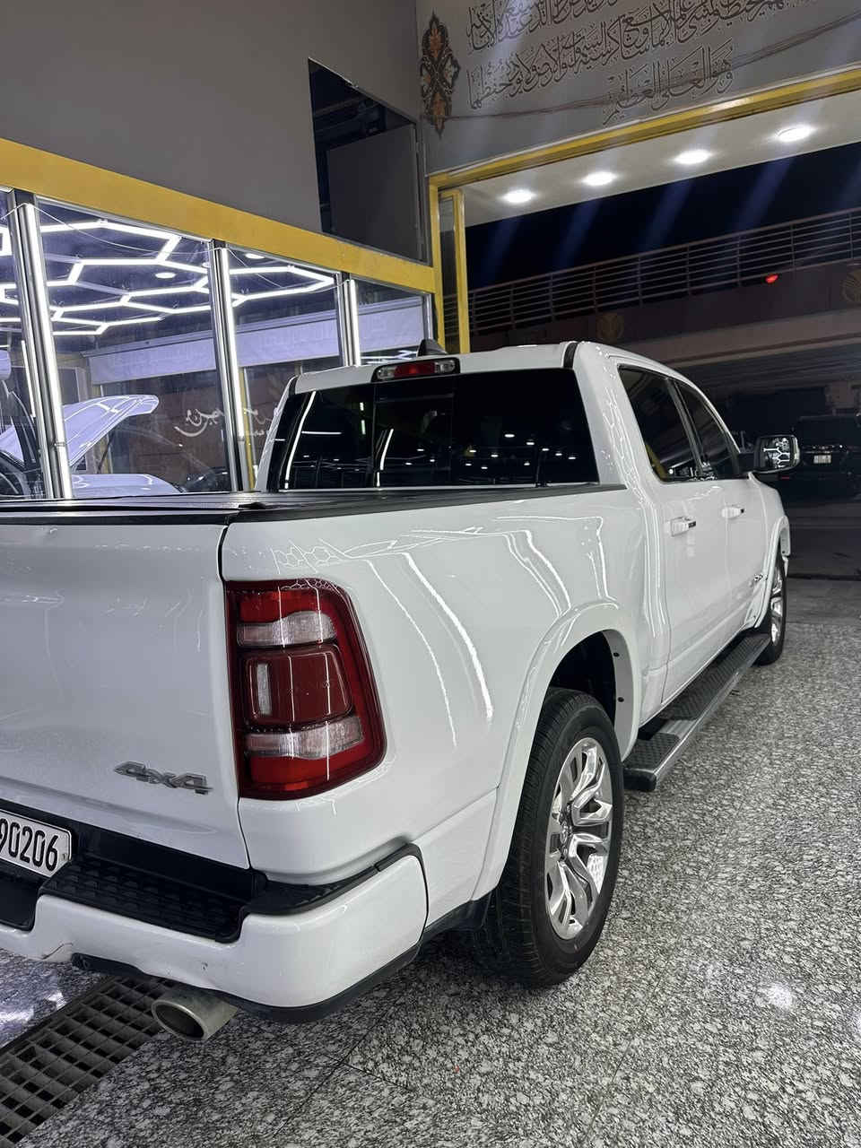 رام 1500 لمتد لونك هورن (وارد امريكي)
موديل 2022
محرك V8 5.7L HIMI
العداد: 127000KM
البدي مكفول من الصبغ ماعدا مقدمه البنيد كارت.

المواصفات :
* دفع رباعيx4. 
* رادار تفاعلي مع مانع تصادم. 
* نقطة عمياء. 
* تحذير الخروج عن المسار.
كامره خلفيه.
* لوحة القیادة دیجیتال.
* شاشة عرض لوحة القيادة على الزجاج الأمامي. 
* لمسات داخليه من الخشب.).
* دوسات جانبية.
* المصابيح الأمامية زنون.
* كشافات الضباب زنون. 
* المصابيح الأمامية والمصابيح الخلفية LED. 
* دخول ذكي (بصمة). 
* تشغيل عن بعد.
* مقاعد من الجلد الفاخر. 
* المقاعد كهربائية مع ميموري.
* المقاعد الأمامية تبريد وتدفئة. 
* المقاعد الخلفية تبريد وتدفئة. 
* شاشة كبيرة.
* نظام ملاحة نفكيشن GPS.
حساسات امامية وخلفية..
* مانع تصادم امامي. 
* مكيف خلفي.
*محدد سرعة.
* ويل كروم قياس 20 انج.
* نظام اطفاء وتشغيل اوتماتيكي.
* مرايا كهربائية جانبية من الكروم قابلة للطي كهربائيا.
* شاحن موبايل لاسلكي (واير ليس).
* الشباك الخلفي كهربائي. 
* باب الصندوق كهربائي.
* امكانية تعديل ارتفاع دواسات البنزين والبريك.
* هاند بريك كهربائي.
* حساسات امامية. 
* حساسات خلفية. 
* مرايا مع خاصية التعتيم الذاتي. 
* مساحات تخزين إضافية تحت المقاعد
گفر للبدي
حادثها فقط مشط ستيرن وتم تبديله وبارد بالجاملغ ومقدمه البنيد بارد وكارت تكدر تحصل صور الحادث من خلال رقم الشاصي  

التواصل مراسله علئ الواتساب فقط 
***********
