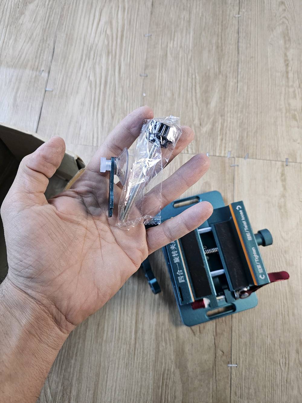 عندي قطعة تثبيت معدنية متعددة الاستخدامات مفيدة لأعمال الورشة أو المشاريع اليدوية. التصميم متين وسهل الاستخدام لتسهيل التثبيت بأمان. إذا كان عندك استفسار أو تحتاج معلومات إضافية، تواصل وياي!