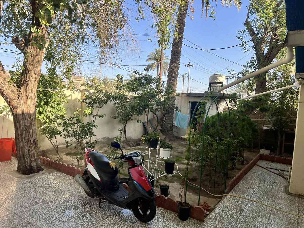 السلام عليكم بيت المساحه الكليه (٣٣٢) م (طابو صرف )بالسند ٢٧٣ م
تفاصيل البيت /حديقة خارجية _٣ غرف نوم _صاله_استقبال _مطبخ _صحيات داخلية وخارجيه البيت نضيف جدا موقع حلو مرتب خدمات متكاملة مدارس مي كهرباء مجاري تبليط جميع الخدمات متوفره
العنوان /طوريج شارع نضوري 
الاستفسار /***********
