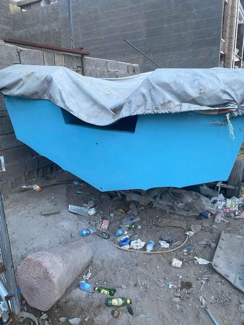 سلام عليكم زوارق2 للبيع بس زورق بدون محرك نظيفات جدا سعر لزورق الواحد 35 $ والزورق لبدون دوشمه وصبغ سعر 15 $يعني ينردلهن ترتيب وبسعر مناسب تفاصيل  زوارق***********
