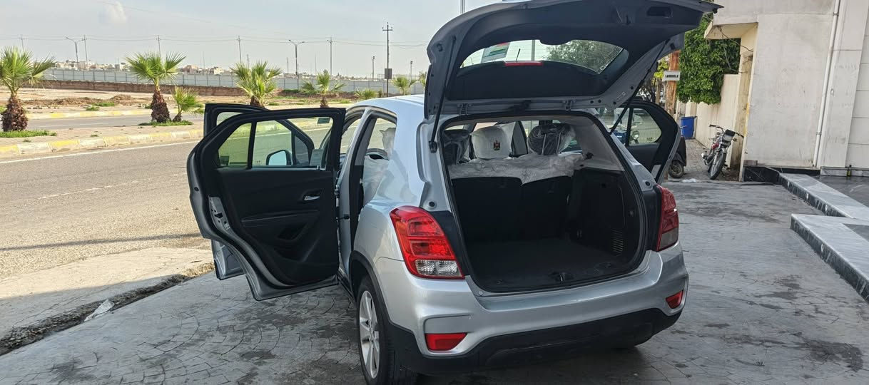 السلام عليكم... 
‏للبيع•او•مراوس.
‏شيفروليه تراكس (Chevrolet Trax).
‏لـــــون:رصاصي فضي. 
‏مــــحرك:1400-تيربو.
‏مــــوديــــل:2017.
‏تبــريد-تــدفــئه. 
‏حادثه:قطعتين بدون دواخل 
‏سنوية البارحه طلعته مشروع وطني تريد تحويل تريد وكاله رقم دولي جديد هزه جديد سنوية جديد... 
‏السيارة جاهزه مجهزه على اخر حبايه تجي تشغل او تطلع او ابد لا ترفع بونيد ولا تجيك على اي شي 
‏ملاحظة:دهن جديد. تايرات جدد. صدر جديد. 
‏السياره صارف عليه بكد شعر راسي...
‏رقم الهاتف:***********
‏العنوان:كركوك-حي عدن

