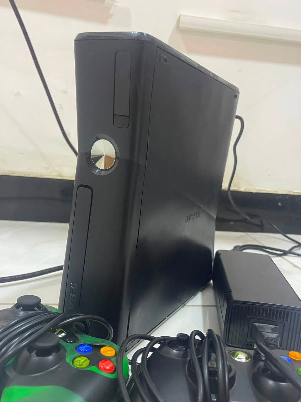 سلام عليكم اكس بوكس 360 جهاز نضيف استعمال قليل ويا جوستكات اثنين وبي 120 لعبه كامله سعر 100 ومكاني بغداد البياع ***********
