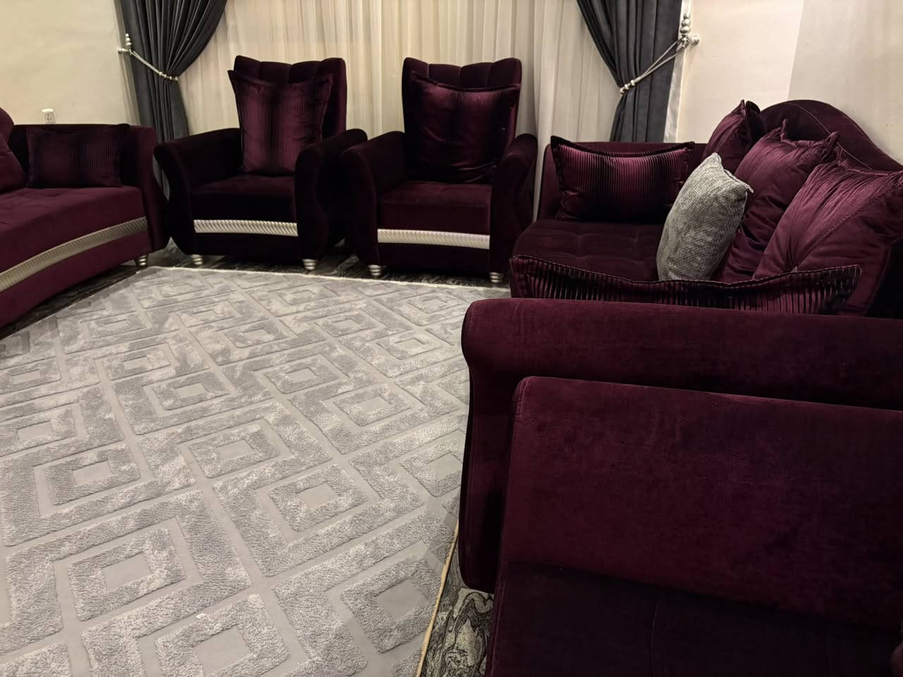 للبيع تخم جديد مستعمل قليل جدا نضافته 100‎%‎100 عشر مقاعد لون عنابي
المكان بغداد حي الخضراء
*********** السعر 850 وبي مجال
