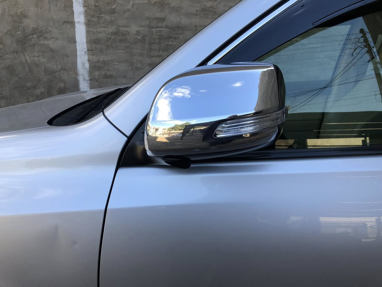 السلام عليك للبيع تويوتا نوع برادو فئة  VX   بلاك ادشن فول مواصفات اعلى مواصفات موجودة في البرادو والصور توضح المديل ٢٠١٤  ماشية ١٢٨ كيلو متر السيارة حلو وجديده وجاهزه بدون صبغ بيها بارد في الباب الخلف السائق مكان صغير جداً السياره رقم بغداد بسمي للاستفسار الاتصال على الرقم *********** بي وتساب السعر ٣٢ الف دولار ـ ـ
