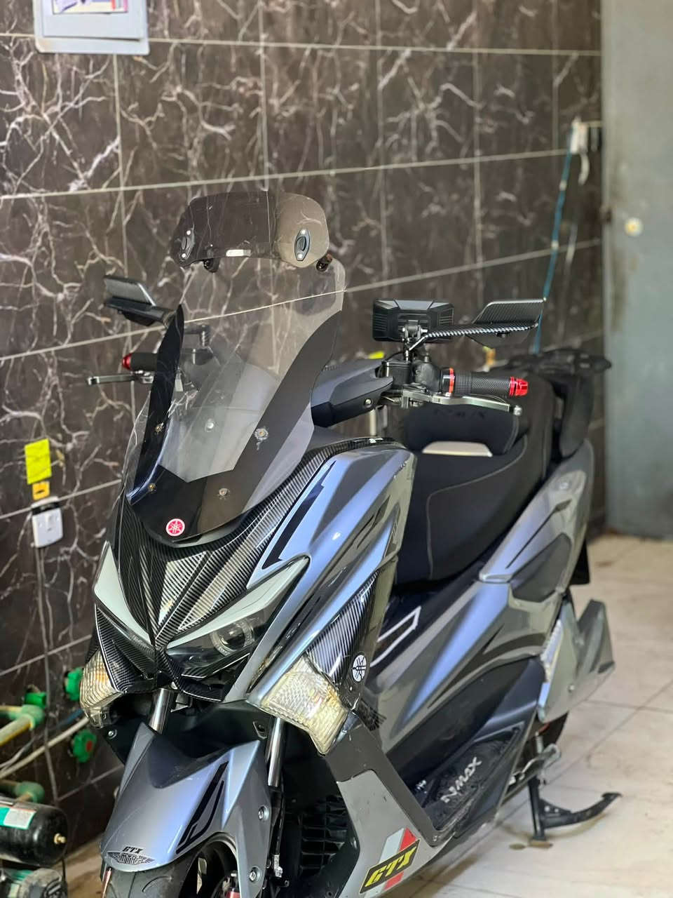 📢 دراجة كهربائية MTR GTX مميزة جداً للبيع
الموديل: سكوتر كهربائي رياضي نوع MTR GTX.
 النظافة: نظيفة جداً وبحالة ممتازة.
 المفاتيح: تحتوي على 2 سويتش (مفتاح) + 2 بصمة للتحكم والتشغيل عن بُعد.
 الشاشة: مزودة بـ شاشة ذكية تدعم نظام كار بلاي (CarPlay) لعرض الخرائط والاتصالات والموسيقى.
 الإضافات والتصميم: تطعيمات مميزة من الكاربون فايبر تعطي الدراجة مظهر رياضي وفخم، بالإضافة إلى إضاءة LED حديثة.
 منظومة التعليق: دبلات غاز حقيقية لتوفير أعلى مستويات الراحة والاستقرار على الطريق وامتصاص الصدمات.
 البطاريات: منظومة قوية تتكون من 6 بطاريات (حجم 45 أمبير) بعزم عالي.
 المسافة: تقطع مسافة 70 كيلومتر بالشحنة الواحدة.
 الملحقات: تأتي مع شاحنتها الأصلية.
💵 السعر: مليون و50 ألف دينار عراقي (1,050,000 د.ع).
📍 المكان: بغداد - منطقة القاهرة.
📞 للتواصل والاستفسار: ***********
