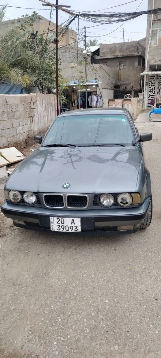 السلام عليكم سياره BMW525 عليها مكينه صقرحديث  مسكر سياره كامله تبريد تدفئه تخم تاير ويل خليه السياره مصبوغه عام اثر جراد وعدي صورهاا قبل الصبغ السياره عليهاا كت M رقم جديد هزه جديده سنويه لل29 بأسمي تحويل مباشر السياره كير عادي نمره طويله سياره كامله الحمد لله مكاني ديالى بعقوبه متواجد سعر 52 وبيها مجال قليل علخاص***********

