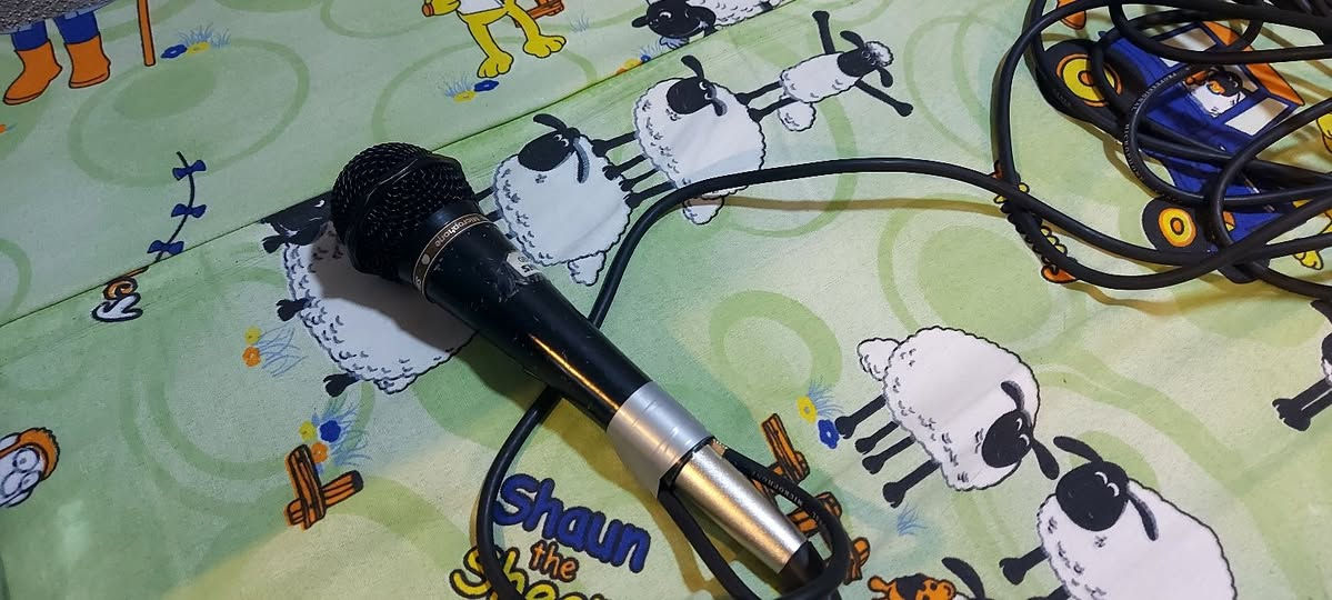 بۆفرۆشتن
میمۆریە
فلاشە
بلوتۆزە
مایکی لەگەڵدادیە
ڕادوێنە
شەحنی تاحەوت سەعات ئیش دەکات
***********
