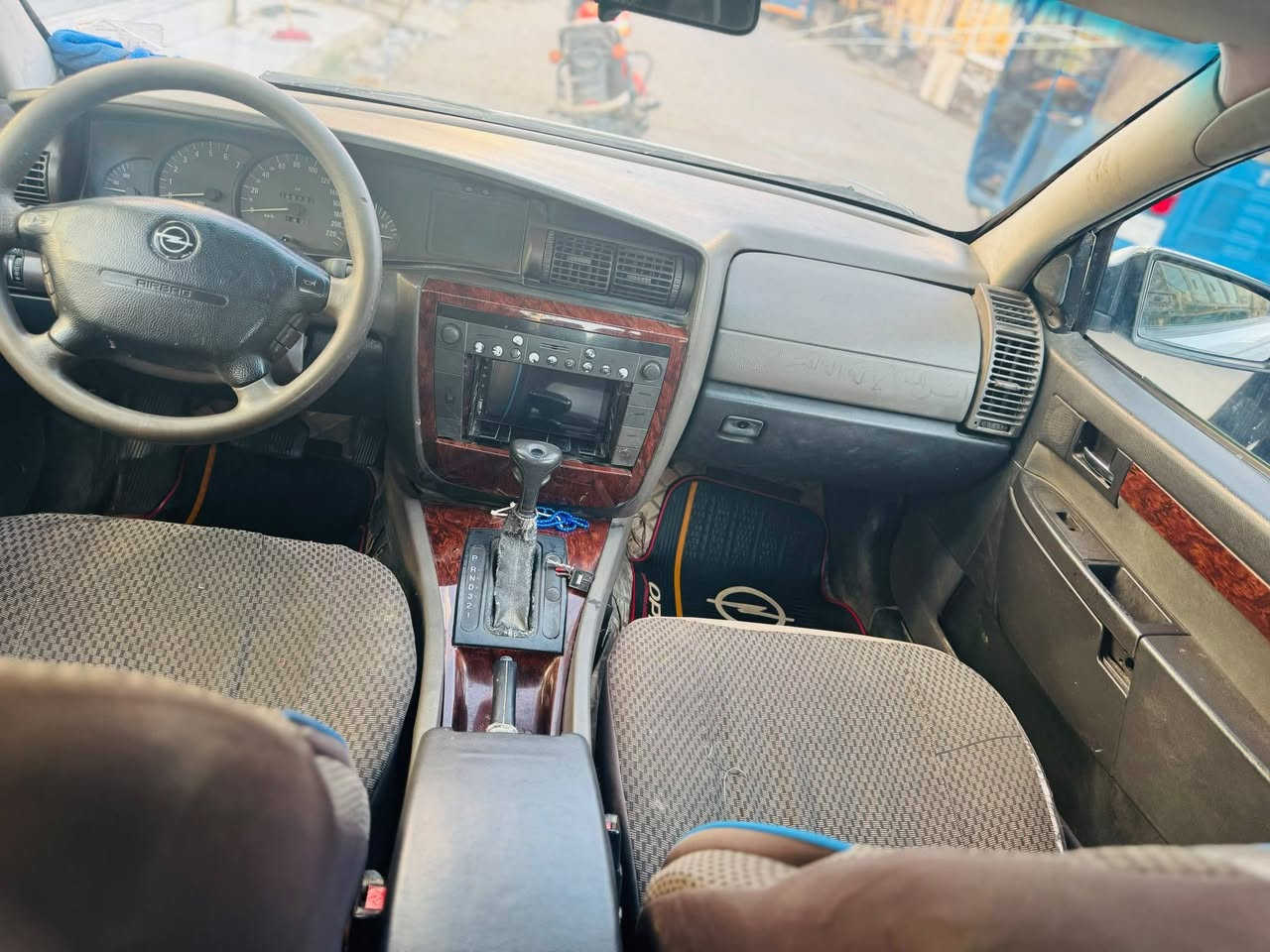 اوبل بزون موديل 2000
مشروع وطني رقم بغداد. وكالة عامة 
گير اوتوماتيك 
مكينه ونجي 2000
تبريد شغال 
السعر 40 مكان السيارة ذي قار قضاء الرفاعي 
للاستفسار الاتصال او مراسلة الوتساب ع الرقم 
***********
