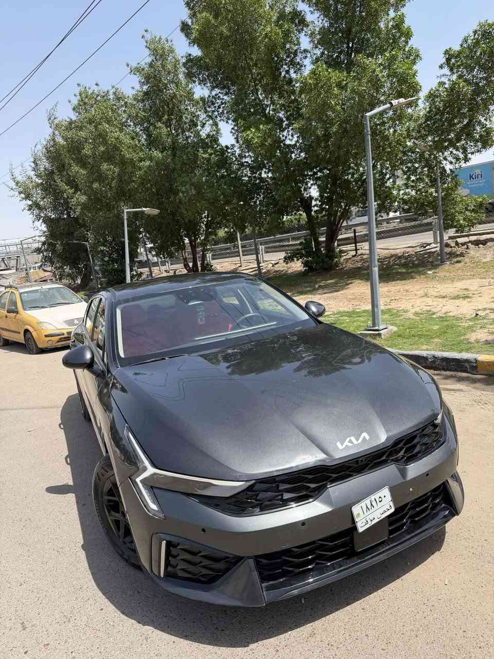 سلام عليكم 
كي فايف 2025
دخول جديد بدون لوحات
عداد المسافه 14000وقابل لزياده
حادث السياره بنيد تبديل نفس لون 
صبغ جاملغ امامي وخلفي وقبق جنطه 
السعر ١٥٠ وبيها مجال 
مكان السياره بغداد الدورة شارع الطعمة 
للاستفسار واتساب 
***********📞

