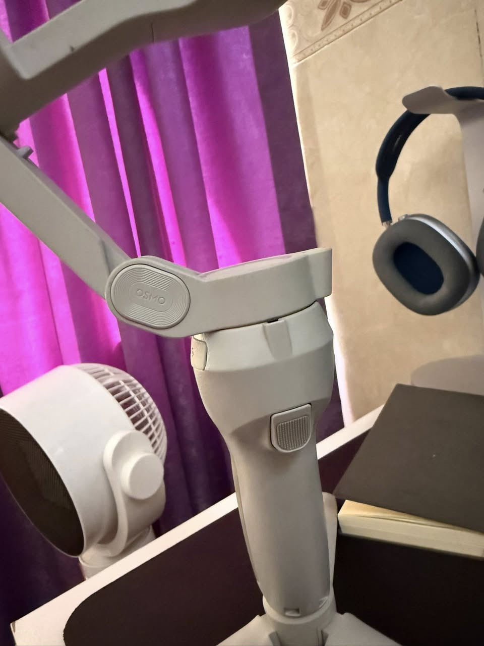 ستاند osmo Dji اصلي نضيف جداً مستعمل قليل كلش جيمبال احترافي من شركة DJI لتثبيت تصوير الهاتف، مناسب لتصوير الفيديوهات، اليوتيوب، والتيك توك، والسفر.

 الحالة: مستعمل بحالة ممتازة جدًا
 الاستخدام: خفيف ونظيف، بدون أعطال
 المميزات:

* تثبيت احترافي للصورة (3-Axis Stabilization)
* قابل للطي وسهل الحمل
* تحكم كامل بالأزرار (تصوير / زوم / تبديل الوضع)
* بطارية تدوم لفترة طويلة
* يدعم جميع الهواتف
* يأتي مع حامل ثلاثي (Tripod)

 سبب البيع: عدم الاستخدام


**إذا كنت صاحب هذا الإعلان وتريد حذفه لأي سبب، رجاءا أرسل رسالة إلى الدعم الفني**