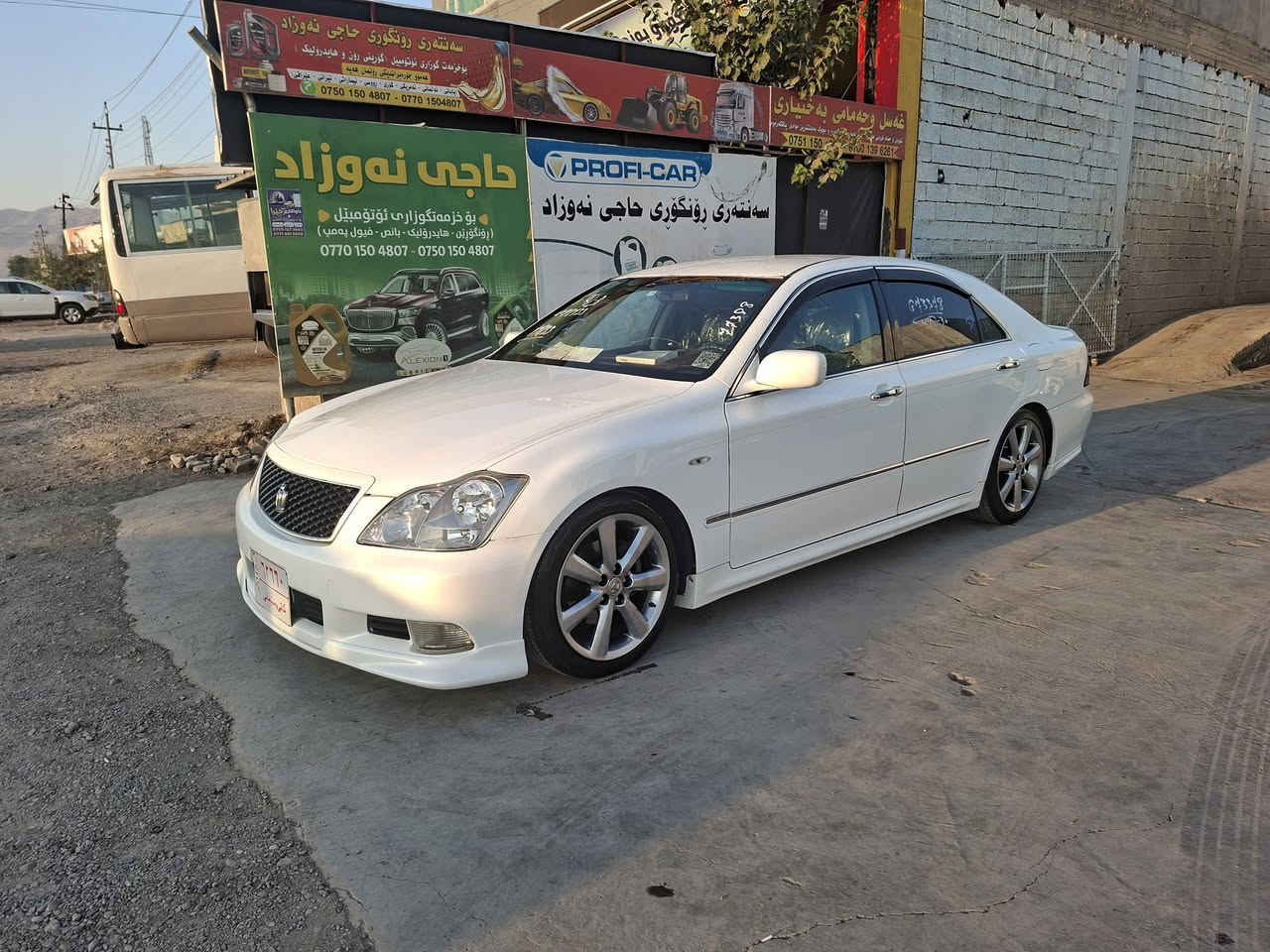 سه ره تا به ناوى خودا
شاهينه موس ٢٠٠٧
بجوك به كه وره ئا لتونى با زار 
كاميراو شا شه 
حا سه جلدى دوبه ى ساج سورر
بى ده عمو ليدراوى بى ته قه و ره قه 
هه موو كيانى به شه رت ته بريد ساردو كه رم 
شه نسيو كه فه ر به شه رت يه ك بارجه و نيو ئه وربايه 
كودى هه يه ره قه مو باركودى وه ر كرتووه 
به ناو خومانه وه يه سعرى ٦٦ كه لاو كه ميك مه جال 
له سه يد سادقم 

***********
***********
