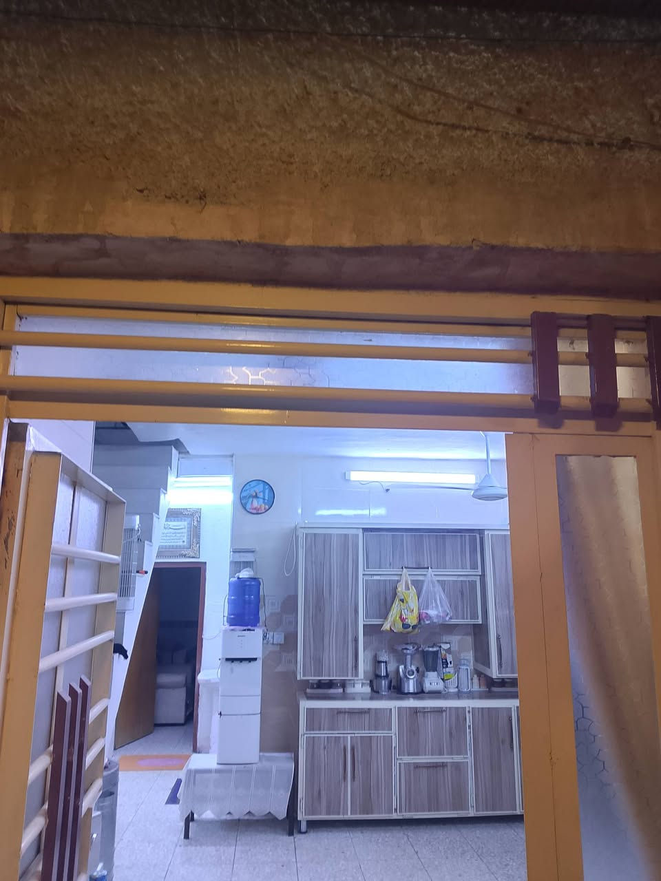 السلام عليكم 105وبي مجال مشتمل للبيع المساحة 50 متر 5*10 الموقع حي الجهاد الشارع المقابل مكتب الشارقة قرب مدرسة البيداء يتكون من استقبال مطبخ وخدمات والطابق الثاني 2غرفة وبيتونة وسطح علما البيت باسمي طابو صرف على العامرية مسلح للاتصال على الرقم ***********/ وتساب متوفر
