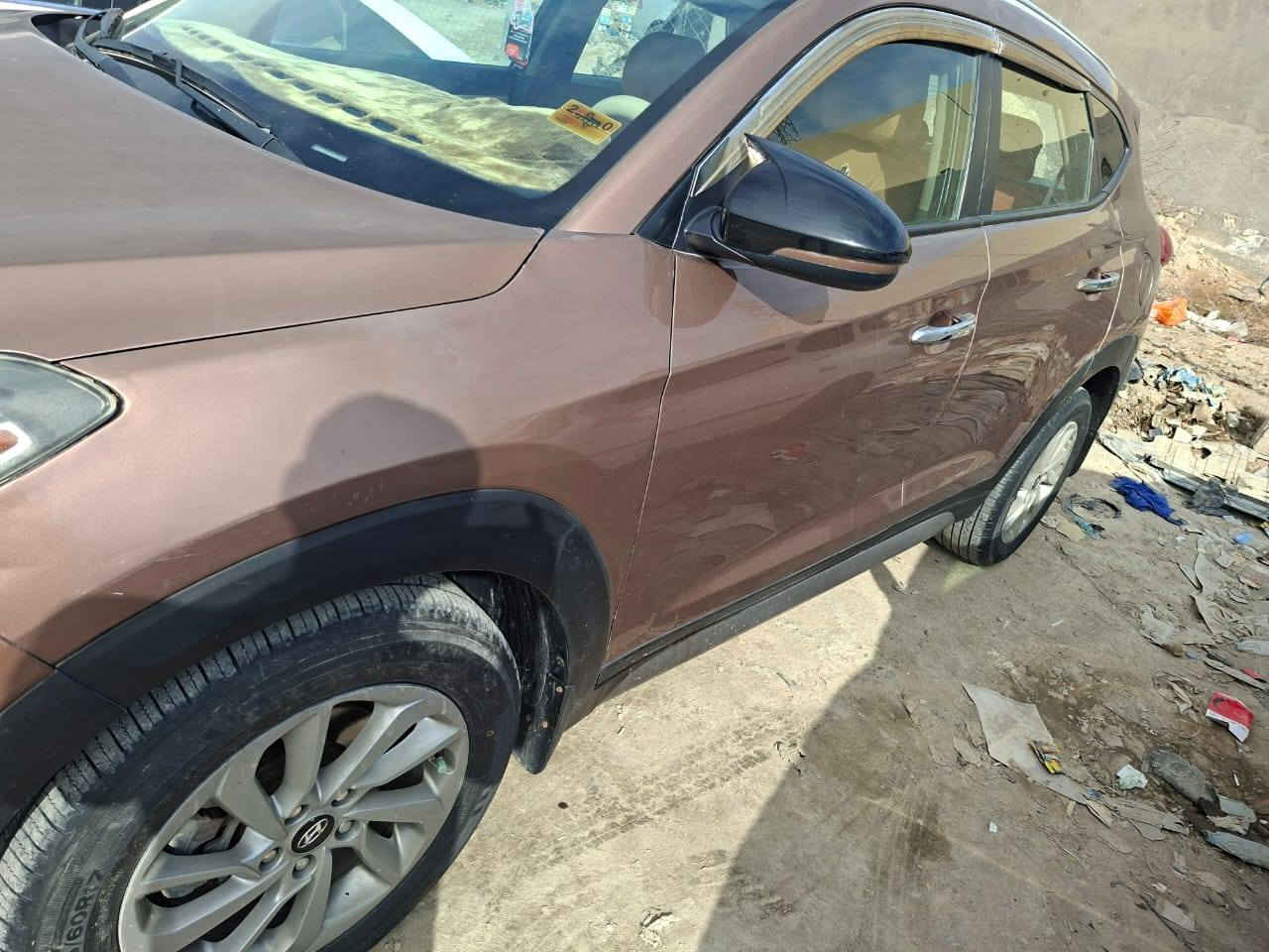 السلام عليكم 
للبيع سياره توسان 2017
قطعه واحده بنيد مبدل 
وشبر بالچاملغ الامامي صبغ 
للاستفسار ***********
