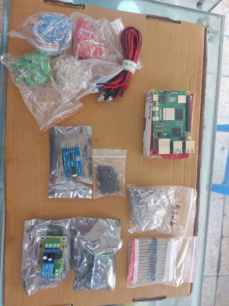 السلام عليكم
عندي هذني الالكترونيات نواعم 
وهذا الريسبري باي 5
انطوني بيهن سعر وبالعافيه 
***********
