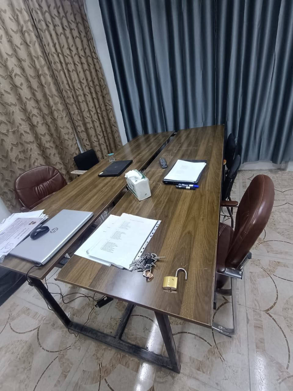 للبيع ميز اجتماعات حديد نوع ثقيل وبحالة ممتازة جداً
✅ الهيكل حديد قوي ومتين
✅ مناسب للمكاتب والشركات والمعاهد والقاعات
✅ بحالة نظيفة وجاهز للاستخدام مباشرة

📏 الأبعاد:
الطول: 3.30 متر
العرض: 2 متر

💰 السعر: 200,000 دينار عراقي (قفل)

📍 الموقع:
البصرة - الزبير

📞 للاستفسار أو التواصل:
***********
