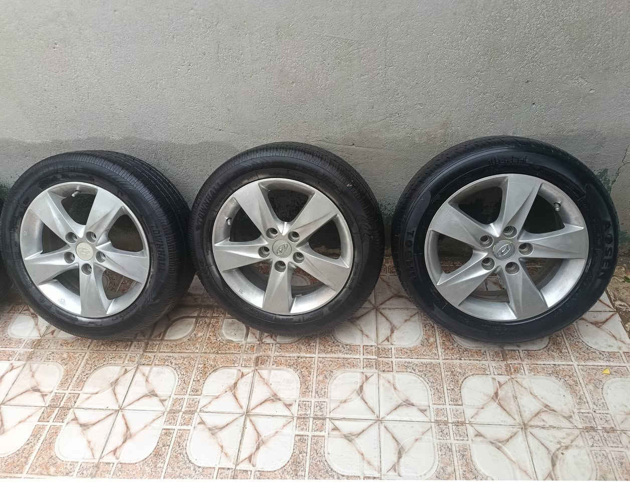 سلام عليكم ويل كب الانترا مظلع اصلي حجم 16 خمسه ويل كب مع تايرات للبيع السعر 300وبيهن مجال مكان كوفه ***********
