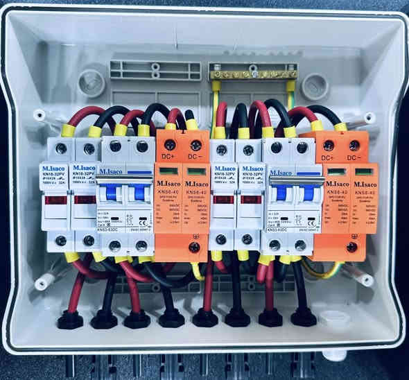 ⁨ � بحمد الله تعالى
تم تنصيب منظومة طاقة شمسية 
بسعة 20أمبير نهاري 16 أمبير ليلي لمدة 4 ساعات في محافظة الديوانية /من قبل:
🔹 مكتب الثقة للطاقة الشمسية.
لوكيل الحصري لشركات:
Deye ✅
SVOLT ✅
✅ عبق وادي الرافدين
🛠 تفاصيل المنظومة:
⚡️ انفيرتر ديـــــــــا – ضمان 5 سنوات 
🔋 بطارية اس فولت – سعة 325 أمبير، ضمان 5 سنوات
☀️ الواح   LONGi Hi-MO X10 قدرة اللوح الواحد 645 واط ضمان 25 سنة
🧰 كومباينر حماية متكامل من شركة M isaco:
�🔹 قواطع AC وDC
�🔹 قاطع ألواح
 �🔹مانع صواعق
�🔹فيوزات 
�🔹 جوزة ذكية لحماية البطارية والمنظومة
📍 العنوان:الديوانية / الدغارة / شارع الخنساء / مقابل أزياء محمد الأعسم
📞 للتواصل والاستفسار:
📲 *********** – ياسر الاعسم
📲 ‭0788 107 8725‬ -المكتب

#الثقة_للطاقة_الشمسية
#عبق_وادي_الرافدين
#svolt
#deya
