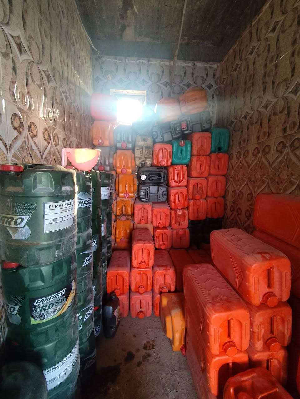 جليكانات للبيع (100جليكان)
25 لتر بسعر 2000
20 لتر بسعر 1500
للإستفسار ***********
