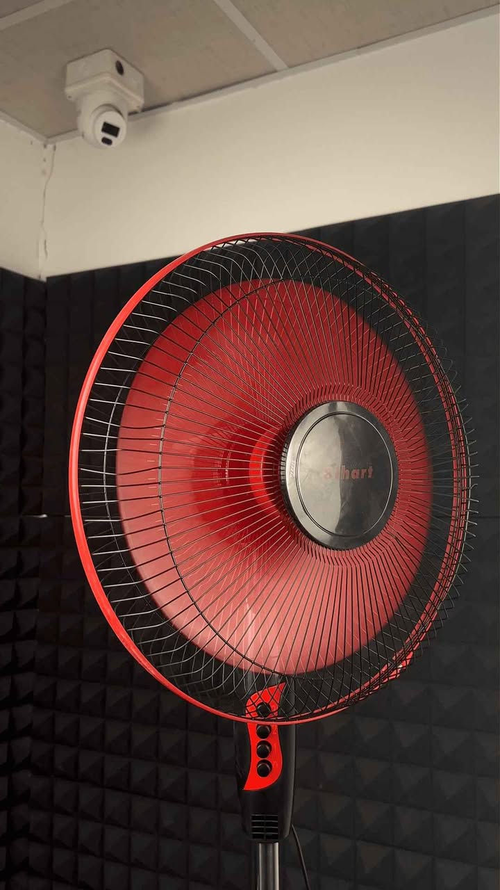 الجو صار نار ومحتاج نسمة هواء باردة تبرد عليك بيتك أو مكتبك؟ ☀️🔥

مروحة بهارات العمودية 16 إنج وصلت لتغير جو الغرفة بلحظات! 🌬️

تصميم فخم باللون الأسود والأحمر مع 5 شفرات لدفع هواء جبار 🦾

المروحة تشتغل بصوت هادئ جداً وماطور اقتصادي يصحى وياك ب40 واط بس ✨

بيها 3 سرعات مختلفة مع ميزة الدوران الأفقي واسع الزاوية لتغطية الغرفة ✨

ارتفاعها قابل للتعديل لحد 120 سم مع قاعدة دائرية ثابتة تمنع الاهتزاز 💎

اطلبها هسة واستمتع بأقوى تبريد وانتعاش بأقل سعر.! 👇 سعر بس 38 الف وتوصيل مجاني داخل بغداد واذ محافظات سعر يصير 40 الف بس  وتوصلك لحد باب البيت ودفع عند الاستلام. التواصل *********** بغداد, العراق
