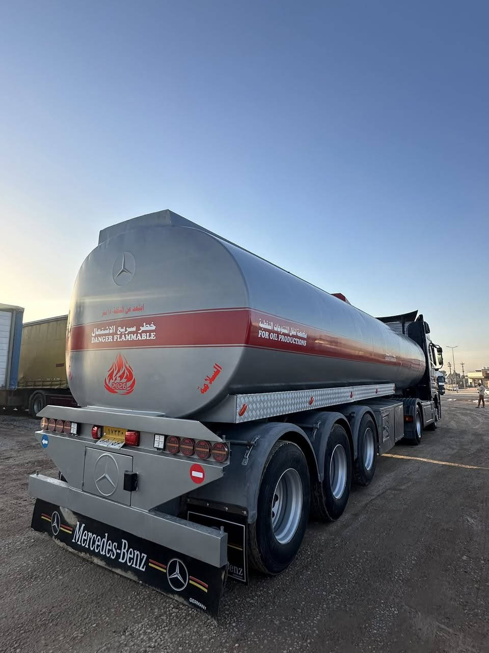 للبيع مارسيدس اكتروز تريله صهريج 
موديل 2007
حجم 1844
مواصفات سيارة كامره حساس 
ريتايدر تبريد ثلاجه سقف نجوم 
بردات كهربائية ادبلو دبل مناميه 
اوتماتيك 12 نمره 
صهريج فصال شركة شاكر حداد 
***********
***********
***********
***********
