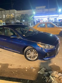 السيارة المعروضة للبيع هي من نوع هيونداي سوناتا، بلون أزرق مميز ولمعان...