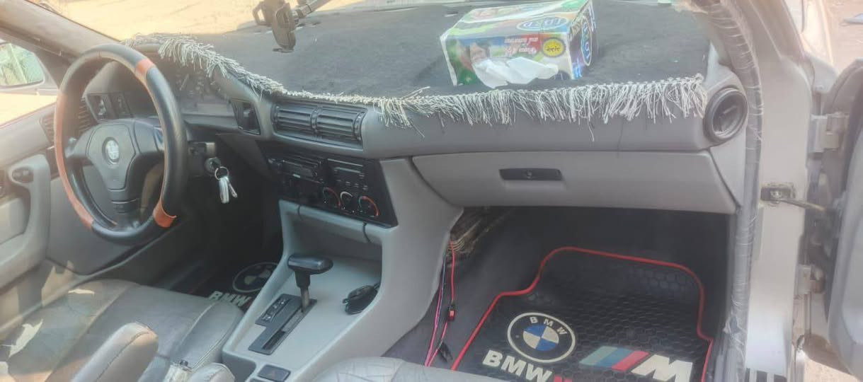 للبيع BMW 525i موديل 1990
اللهم صلي على محمد وآل محمد 🌺 
وينها جنايه BMW 525i
مكفولة من الضربة
صبغ جماليه 
كير ومحرك على الشرط
حدادية 70% أمامي
بيها سستم صوت
تبريد فول 
دواخل نضيفه 
كهربائيات كلها شغاله 
على شرط اذا السرعه مو 
240 سياره مرجوعه 
وترا الصور مخربه سياره الله يشهد 
السعر 66 
تريد تحويل تريد وكاله 
مكانها نجف 
لا يتصل إلا الجاد

***********
