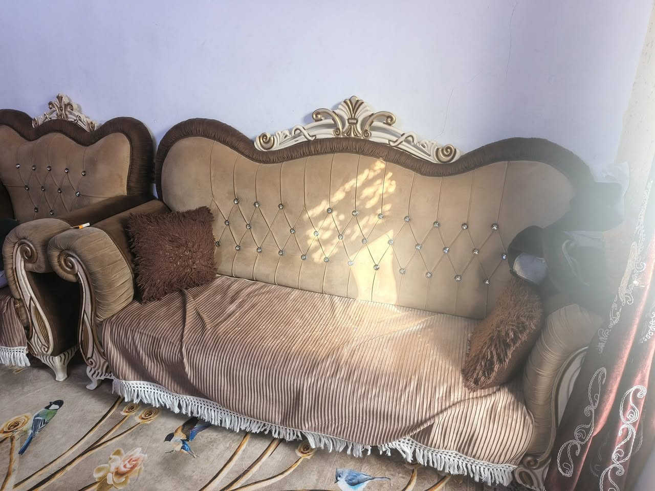 سلام عليكم تخم للبيع نضيف ١٠ مقاعد العنوان بغداد مع هديه مفارش تخم عدد ٢ لونين  السعر ٢٠٠ الف رقم الهاتف ***********
