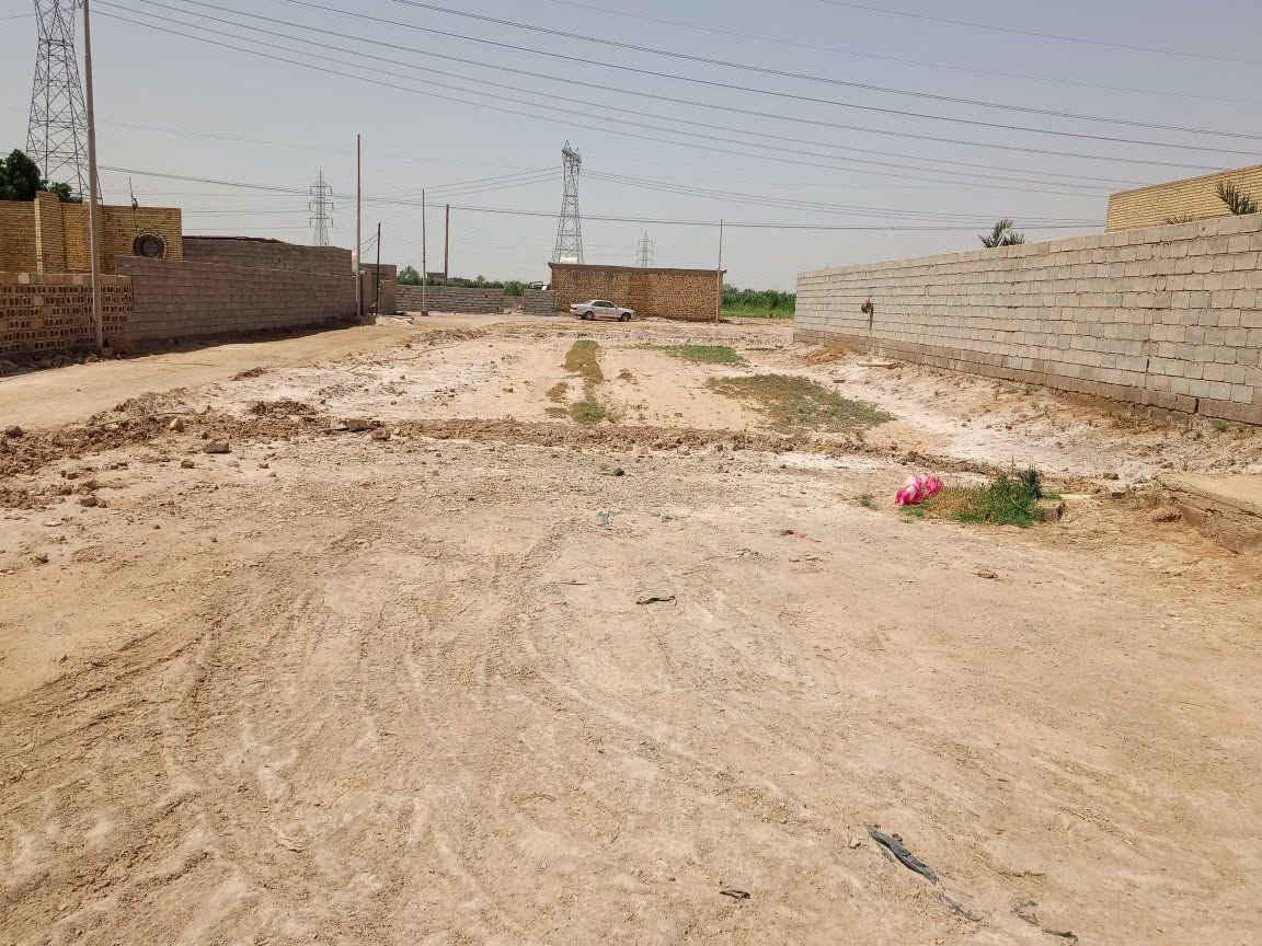 قطعة ارض للبيع 1500 متر مع دار متكون من غرفتين نوم +صالة +مطبخ +ستقبال + حمام داخل البيت + صحيات خارجية . العنوان تقاطع النهروان مقابل اسواق القمة .اي ستفسار على الرقم ***********
