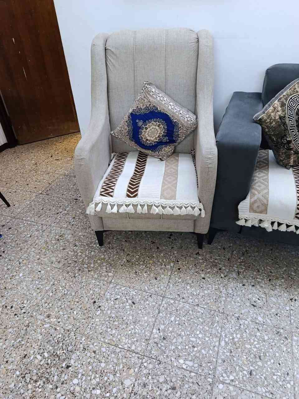 السلام عليكم 
بيع طخم مستعمل نضيف 10مقاعد 
بغداد مجمع الصالحيه قرب الهايبر ماركت ومجلس محافظة بغداد.
السعر (350)
الاتصال على الرقم ***********
