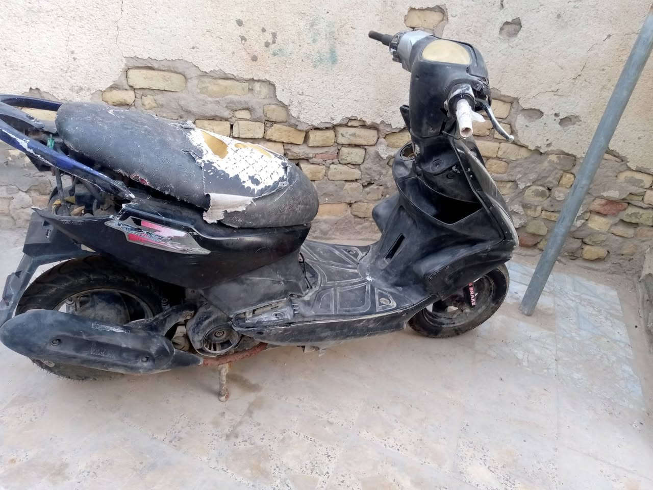 ماكس
الدراجه شغاله سلف وهندر  الدراجه قبل فترا مجفته ما بيه شي انطيك دراجه شغاله كامله
نواقصه 
كابريتر تعبان كلش  
نقص باتري 
نواقص ثانيه قليله كلش وبسيطه 

السعر 175 مستعجل كلش


**إذا كنت صاحب هذا الإعلان وتريد حذفه لأي سبب، رجاءا أرسل رسالة إلى الدعم الفني**