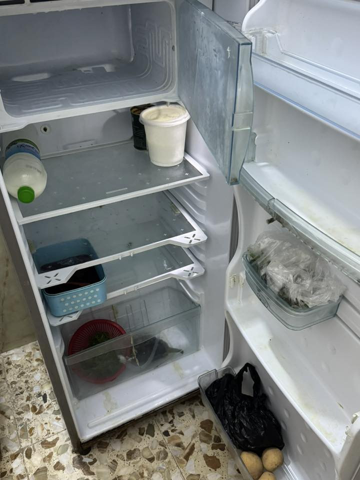 ثلاجه شغاله نظيفه شغاله سعره 125وبيها مجال للاستفسار وتساب موجودين ***********
