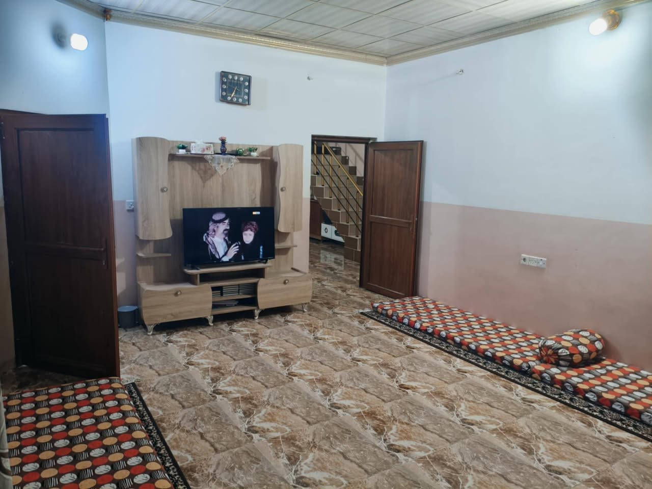 سلام عليكم ورحمة الله دار للبيع كركوك جوبلجة مقابيل عرفة المساحة 250متر طابقين غرفتين نوم و صالون و مطبخ و صحيات داخلي و هول كبير و أيضا بي مشتمل يتكون المشتمل من غرفة نوم و صالون و مطبخ و صحيات خارجي السعر 80مليون و بي مجال اتصلو على هاي الرقم ***********
