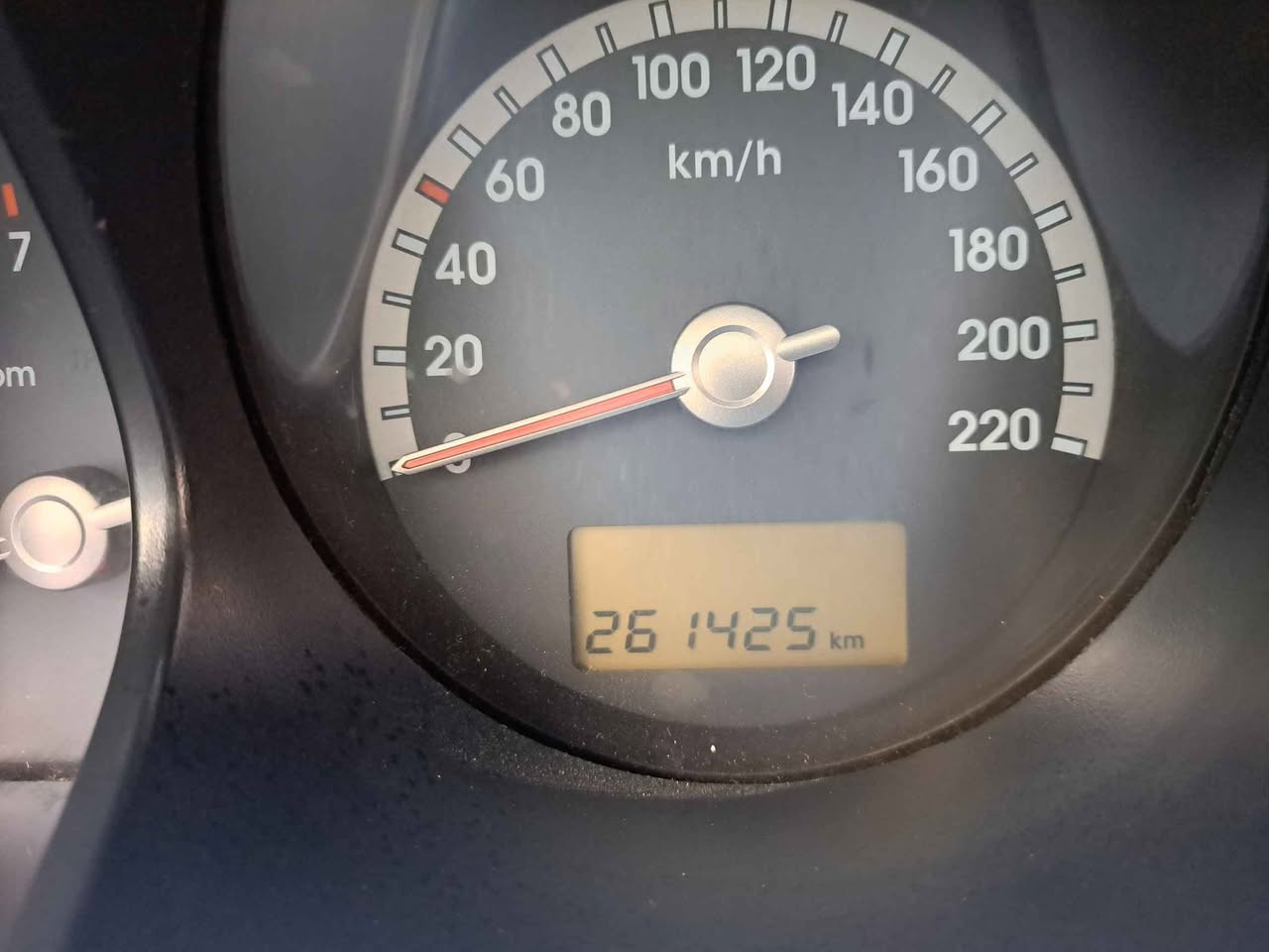 للبيع: كيا سبورتج 2010 - خليجي نظيف جداً 🚗
المواصفات:
​الموديل: 2010.
​الوارد: خليجي.
​اللون الخارجي: جوزي (بني).
​اللون الداخلي: بيجي.
​المميزات: فتحة سقف، شاشة أيباد متطورة.
​اللوحات: رقم أربيل، السنوية والارقام باسمي ومجددة لغاية 2028.
​الحالة العامة للسيارة:
​الصبغ: السيارة مكفولة من الصبغ تماماً.
​الملاحظات:
​يوجد تكحيل بسيط جداً في (الجاملغ، البنيد، والباكلايت).
​جرد خفيف جداً في البنيد (موضح بالصور).
​تعديل بارد بمقدار شبر واحد في باب السكن.
​السعر المطلوب:
💰 115 ورقة (11,500 دولار).
​للتواصل والاستفسار:
📞 *********** أربيل, العراق

