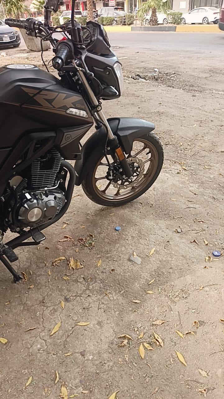 سلام عليكم دراجه Rk مرقم رقم اربيل انكليزي موديل 24 بشهر ال 9 نازله من عجله الخليج دراجه نضيفه المكينه مكفوله دراجه نقصها دبلات اماميه ودشبول بدون حادث شرط اكفلها الك رايدها ب 1600 مليون وستميه ماكو هيج سعر بس محتاج فلوسبيها صالصنه رياضي والاصليه موجوده مكان الدوره رقم *********** بي وتساب
