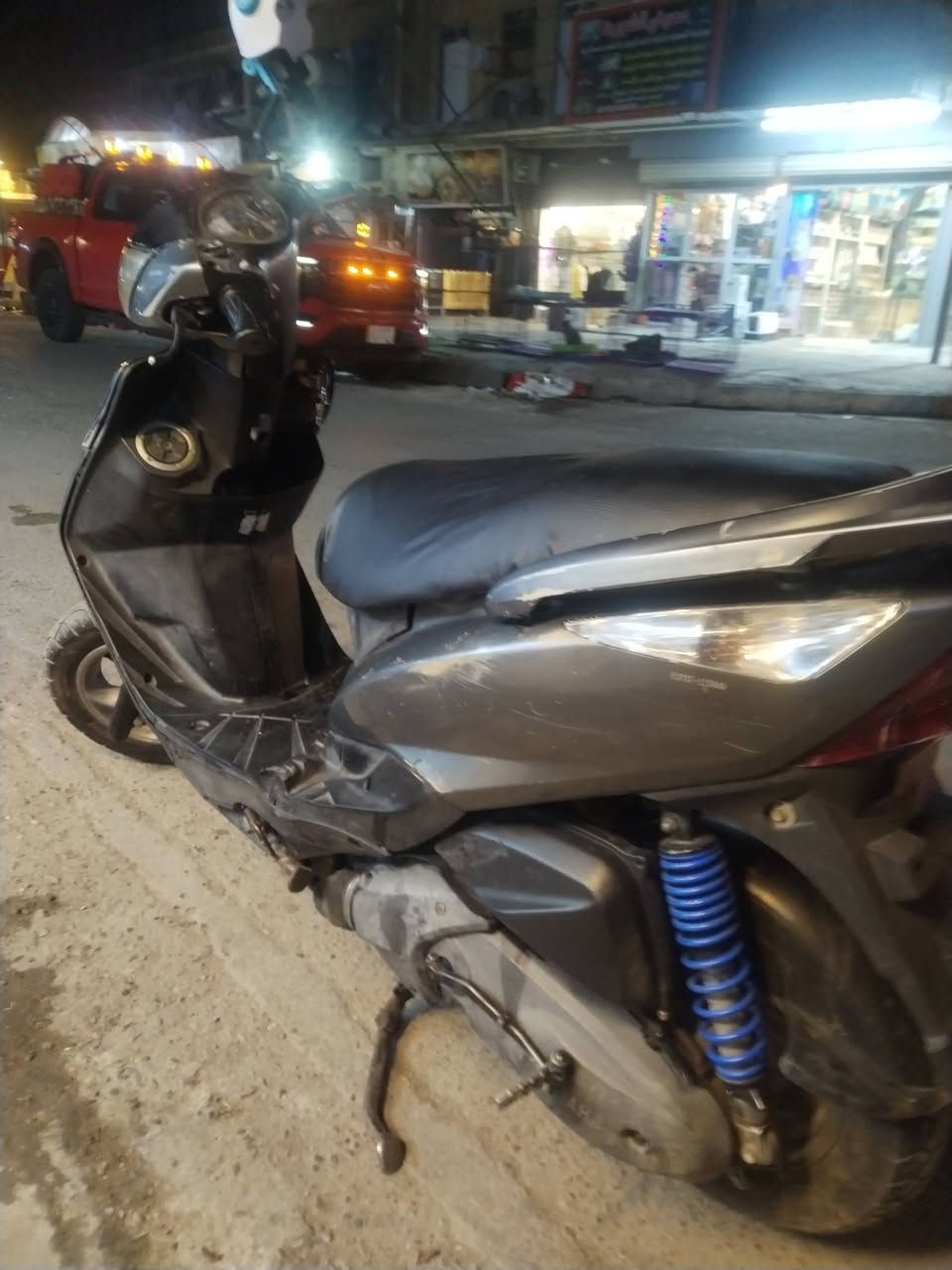 سلام عليكم ماكس ثعلب للبيع دراجه نضيفه نكره سلف هندر كلشي شغال الكفرات اصلي مختم بيها جنطه داخل الصندوق بيها هورن اشاير لايت مروحه اصلي سبب البيع محتاج فلوس الدراجه اوراقها اوصليه سعرها 475 وبيها مجال بسيط رقم وتساب فقط *********** العنوان بغداد
