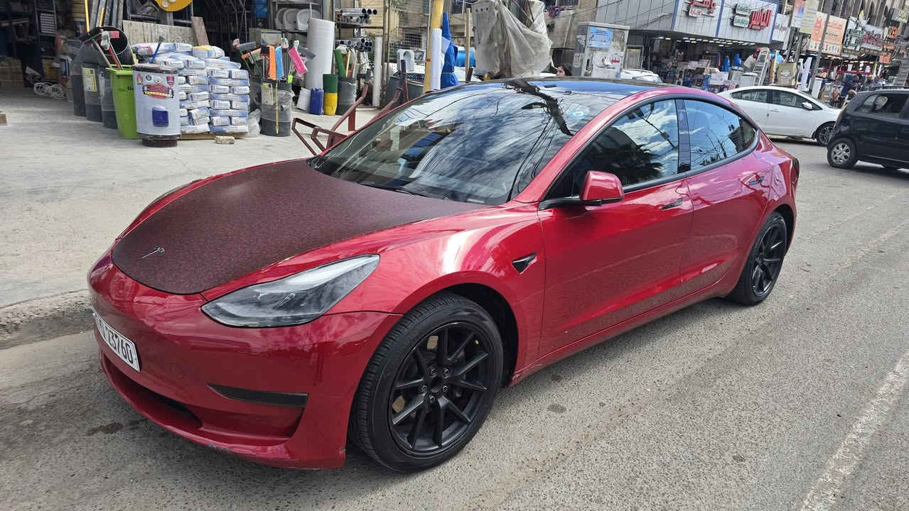 تسلا 2023 امريكي ماشيه 45 رقم بغداد بسمي 
سياره جديده ما بيها اي نقص نضيفه مال جناي صورت حادثها موجوده ويا صور السعر 155 بيها مجال للشراي 
الاستفسار *********** مكاني بغداد السيديه
